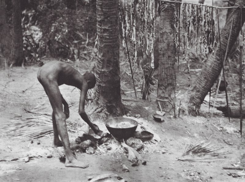 Afrique : Nuer cuisinant de la viande de crocodile - Hugo Adolf Bernatzik