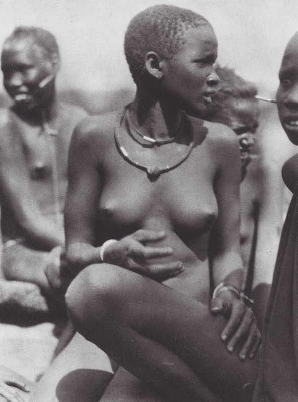 Afrique : Fille Nuer portant un collier en poils de girafe - Hugo Adolf Bernatzik