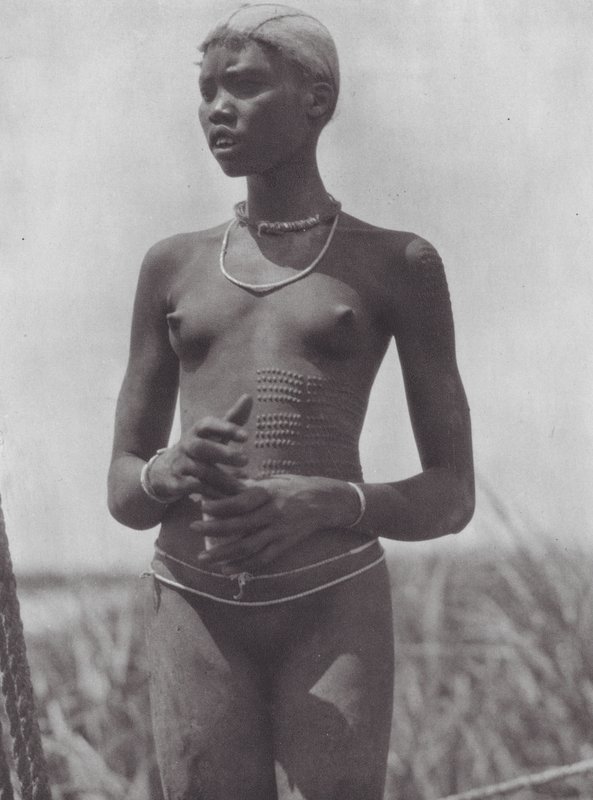 Afrique : Fille Nuer avec des cicatrices ornementales - Hugo Adolf Bernatzik