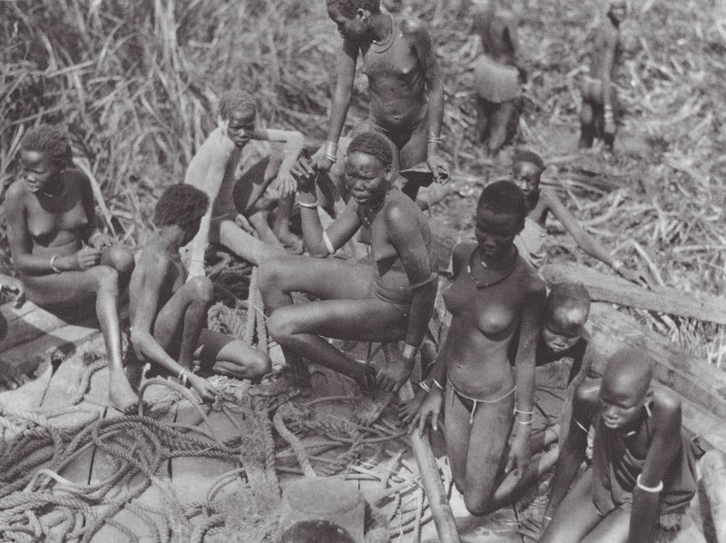 Afrique : filles Nuer sur un bateau à voile soudanais - Hugo Adolf Bernatzik