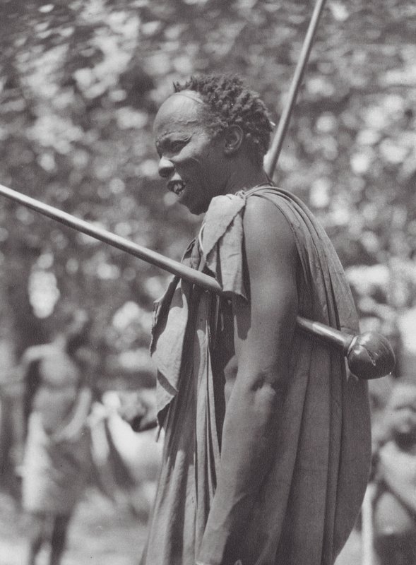 Afrique : Guerrier Shilluk avec massue - Hugo Adolf Bernatzik