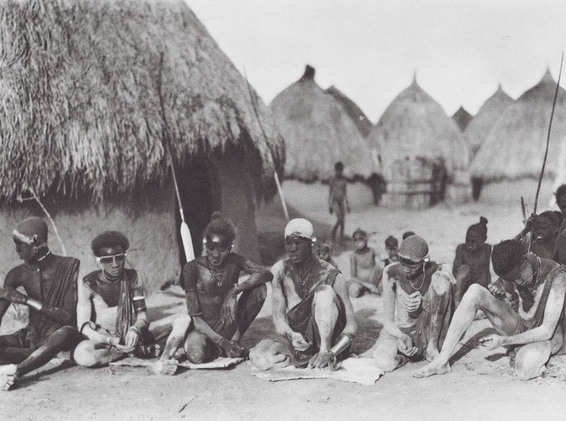 Afrique : Guerriers Shilluk se frottant avec des cendres de bois - Hugo Adolf Bernatzik
