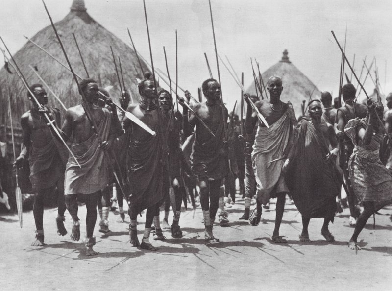 Afrique : Guerriers Shilluk attaquant la tombe d