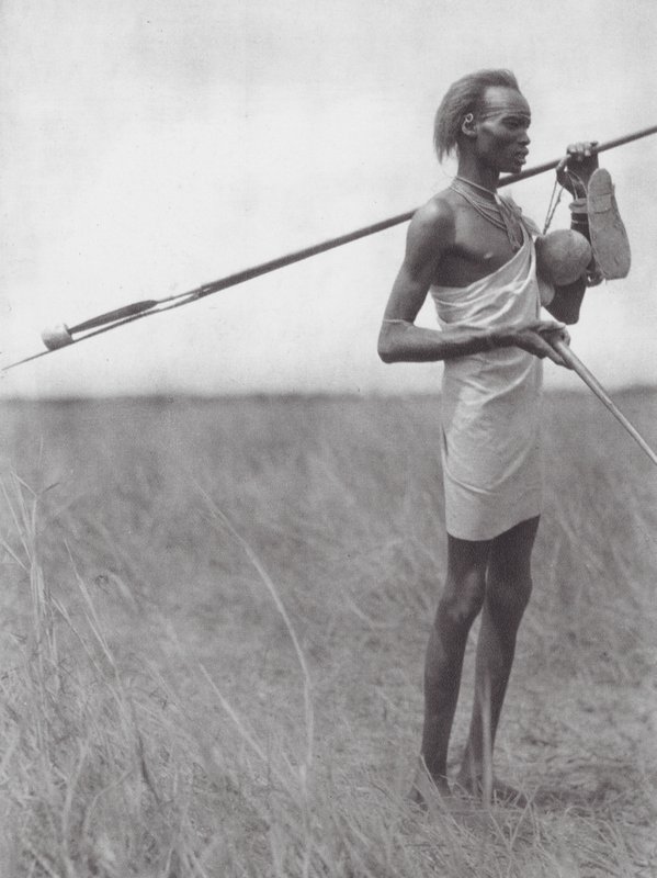 Afrique : Guerrier Dinka en voyage (photo n/b) - Hugo Adolf Bernatzik