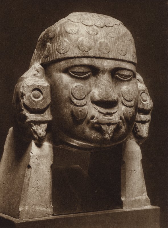 Mexique : Tête en diorite de la déesse Coyolxauhqui, Musée national (photo n/b) - Hugo Brehme