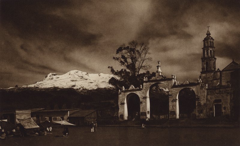 Mexique : Iztaccihuatl, vu depuis Amecameca (photo n/b) - Hugo Brehme