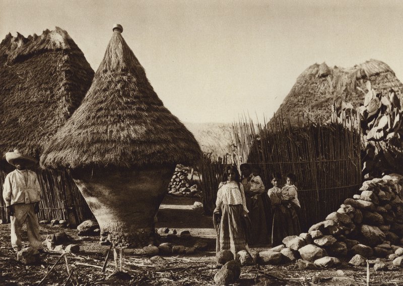 Mexique : conteneur de maïs dans un village (photo n/b) - Hugo Brehme