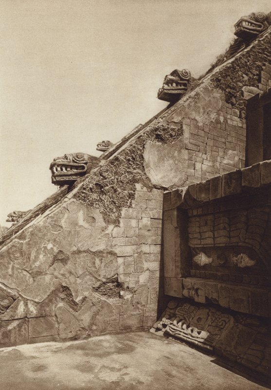 Mexique : San Juan Teotihuacan, Sculptures des escaliers de la pyramide de Quetzalcouatl au centre de la Citadelle, façade ouest (photo n/b) - Hugo Brehme