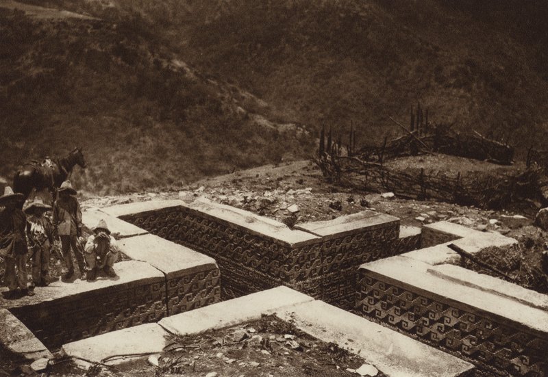 Mexique : souterrain en forme de croix, Guiaroo (photo n/b) - Hugo Brehme