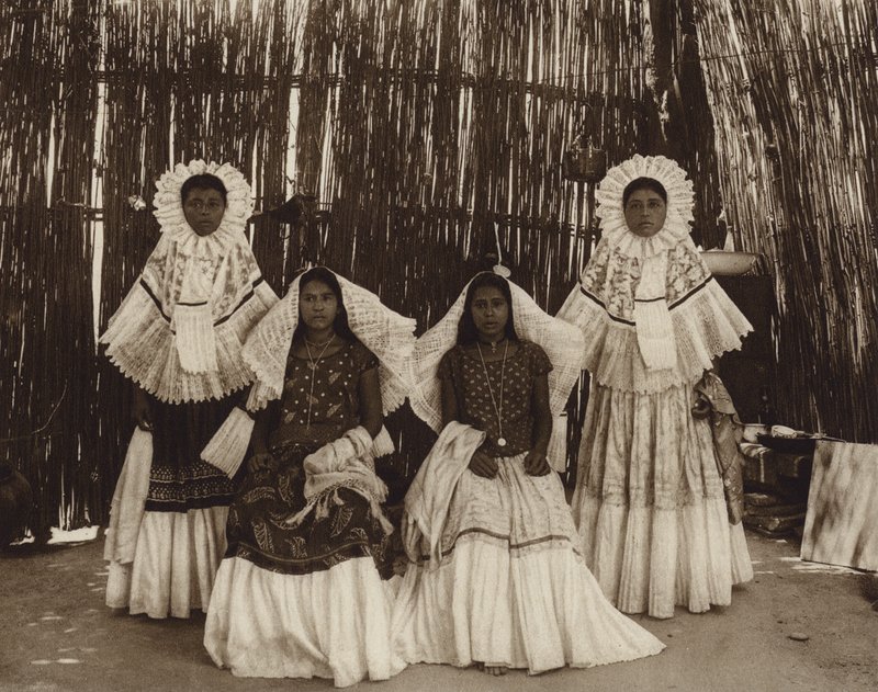 Mexique : Tehuantepec, jeune fille en costume national (photo n/b) - Hugo Brehme