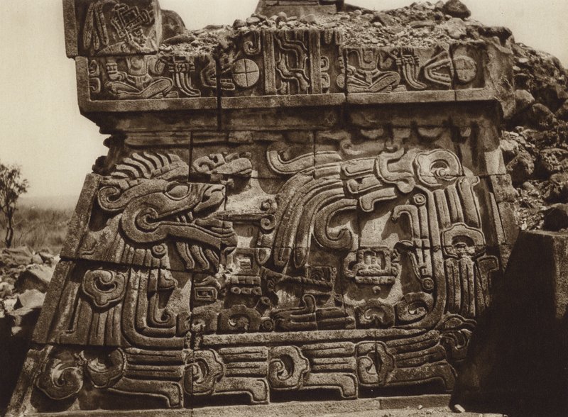 Mexique : Xochicalco, partie de la pyramide avec serpent et hiéroglyphes (photo n/b) - Hugo Brehme