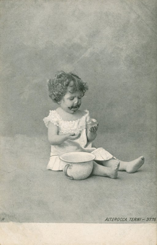 Bébé jouant avec des bulles (photo n/b) - Italian Photographer