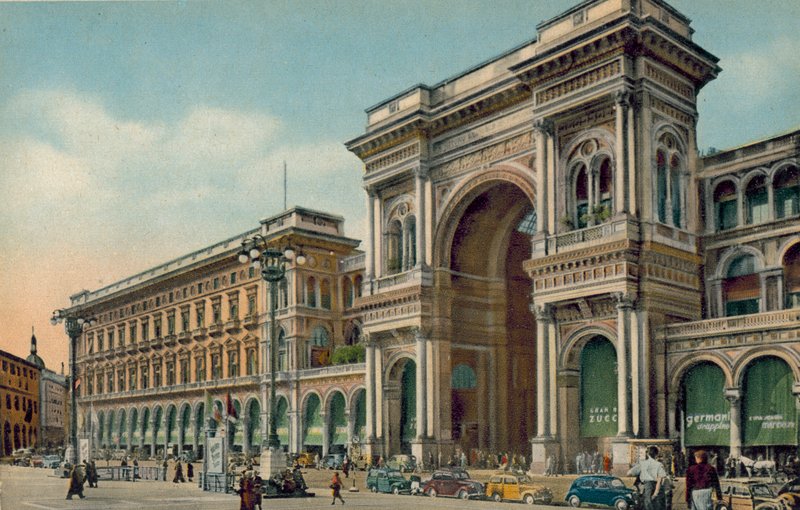 Milano / Milan : Piazza del Duomo, Galleria Entrance (photo couleur) - Italian Photographer