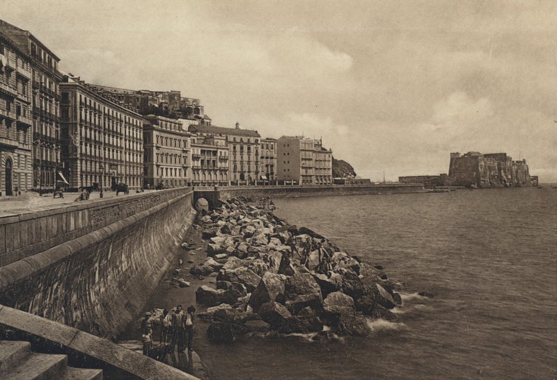 Naples : Via Caracciolo et Castello Dell