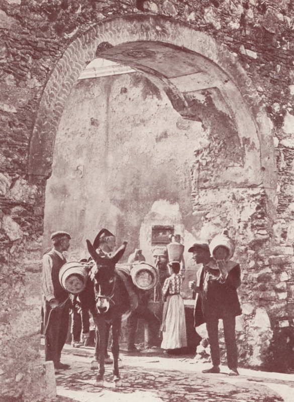 Sicile : Une ancienne porte, Taormina (photo n/b) - Italian Photographer