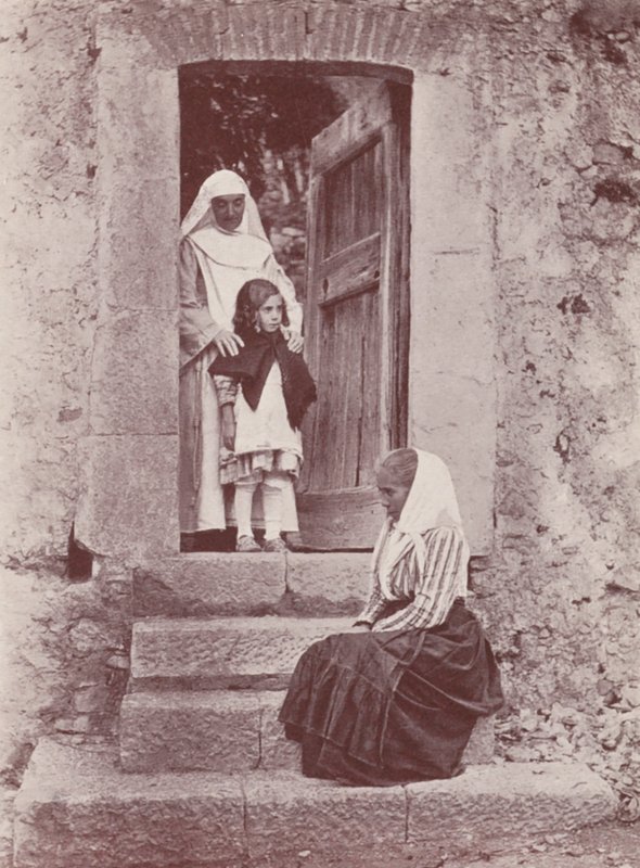 Sicile : Au portail du couvent (photo n/b) - Italian Photographer
