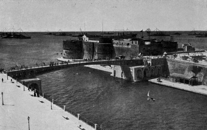 Tarente, Pont tournant fermé, Les forces navales réunies avec grand pavois à mar grande (photo n/b) - Italian Photographer