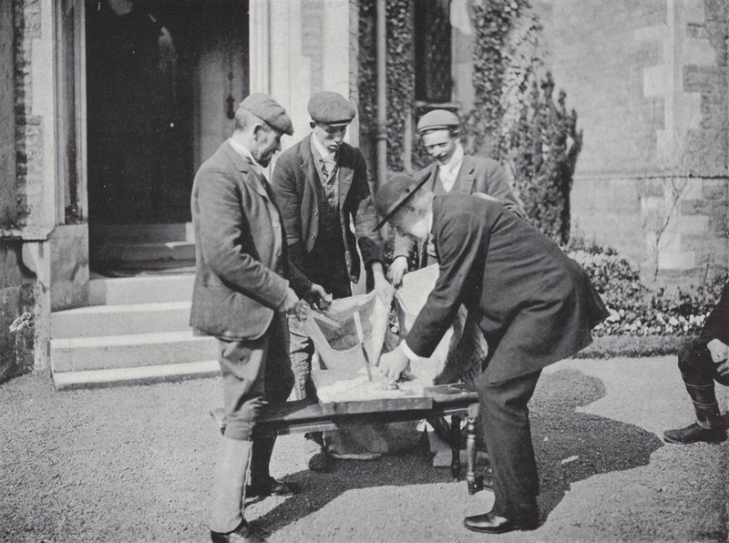 Festival de la tarte au lièvre de Hallaton, remplissage des sacs - J. Benjamin Stone