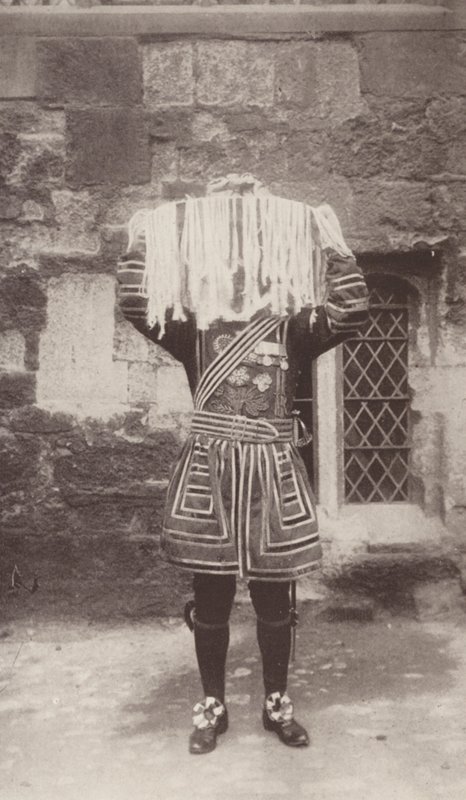 Le Yeoman de la Garde portant le plat d