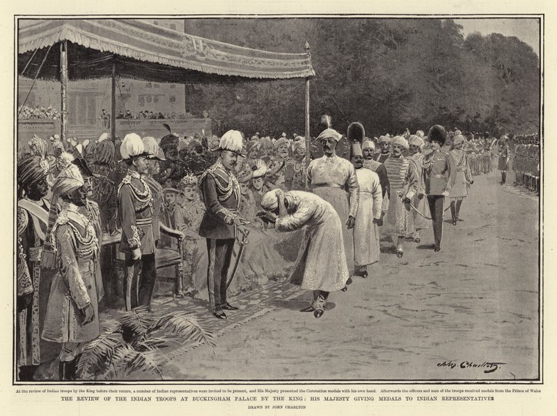 La revue des troupes indiennes au palais de Buckingham par le roi, Sa Majesté remettant des médailles aux représentants indiens - John Charlton