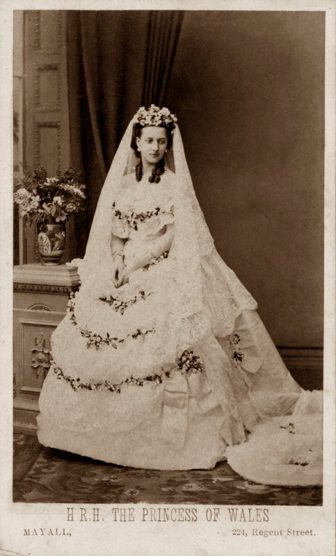 Princesse Alexandra du Danemark dans sa robe de mariée pour son mariage avec le prince de Galles, le futur roi Édouard VII - John Jabez Edwin Paisley (after) Mayall