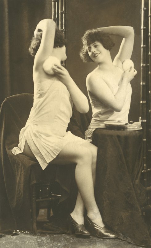 Fille à une coiffeuse - Julian Mandel