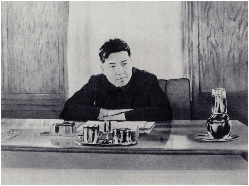 Camarade Kim Il-sung à son bureau au Conseil populaire de Corée du Nord - Korean Photographer