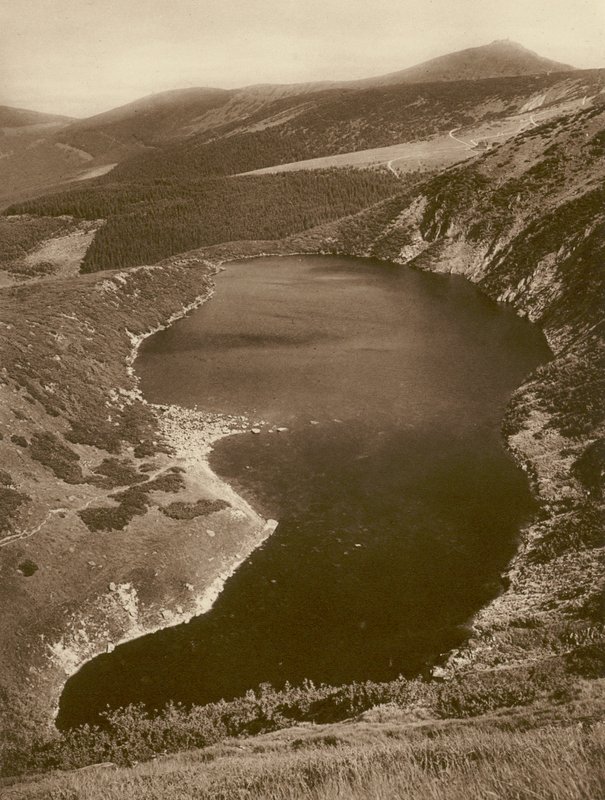 Le Grand Étang et le Schneekoppe (Riesengebirge) (photo n/b) - Kurt Hielscher