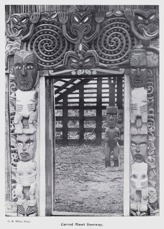 Nouvelle-Plymouth, Nouvelle-Zélande : Porte Maori sculptée - New Zealand Photographer