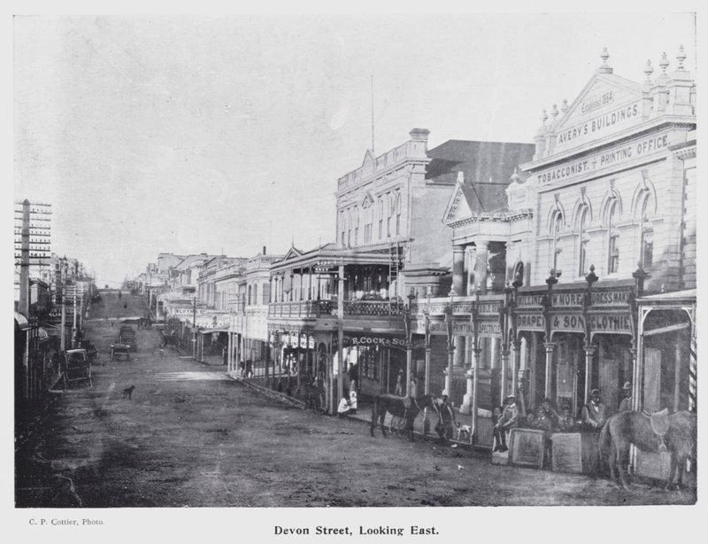 New Plymouth, Nouvelle-Zélande : Devon Street, Vue vers l