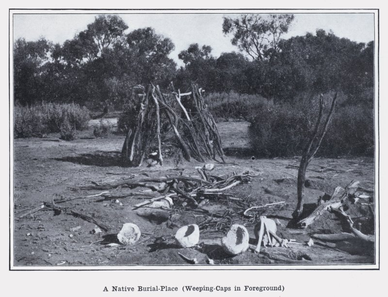 Un lieu de sépulture indigène, Weeping-Caps au premier plan - Photographer Australian