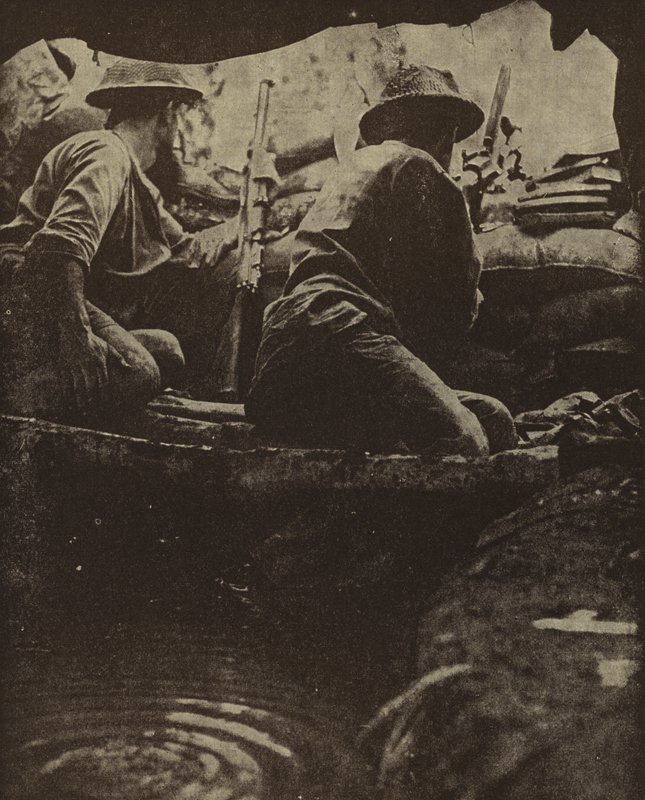 Soldats australiens dans une tranchée remplie d