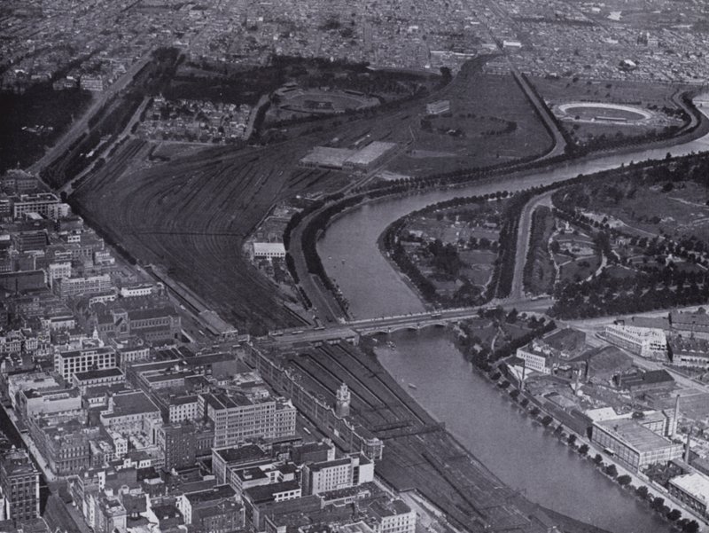 Melbourne : Vue aérienne des gares ferroviaires de Jolimont et de la rivière Yarra, montrant une petite section de la ville et Richmond au loin - Photographer Australian