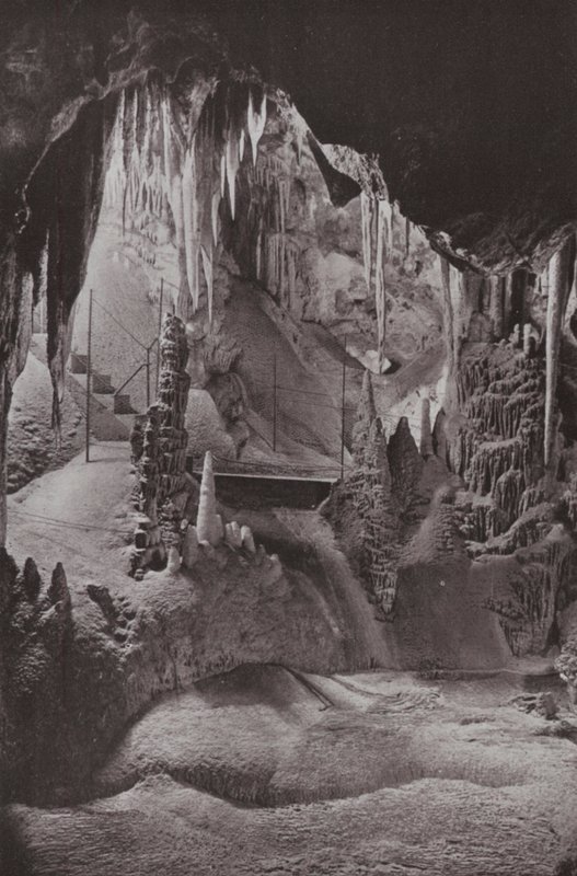 Scène dans les célèbres grottes de Jenolan, Nouvelle-Galles du Sud (photo en noir et blanc) - Photographer Australian