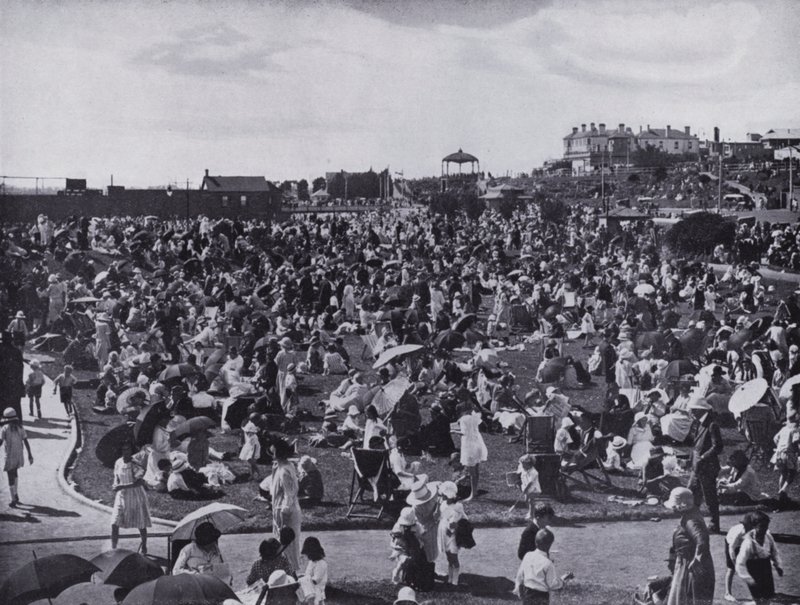 Plage de St Kilda, station balnéaire populaire de Melbourne, montrant les pelouses - Photographer Australian