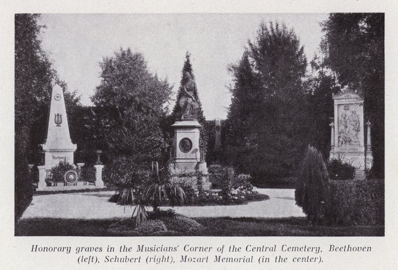 Tombes honorifiques au Coin des Musiciens du Cimetière Central, Beethoven (à gauche), Schubert (à droite), Mémorial de Mozart (au centre) - Photographer Austrian