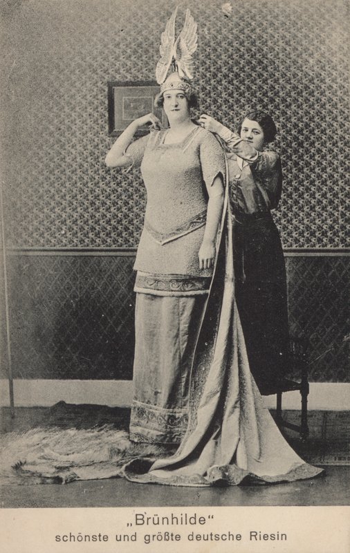 Brunhilde, la plus belle et la plus grande géante allemande - Photographer German