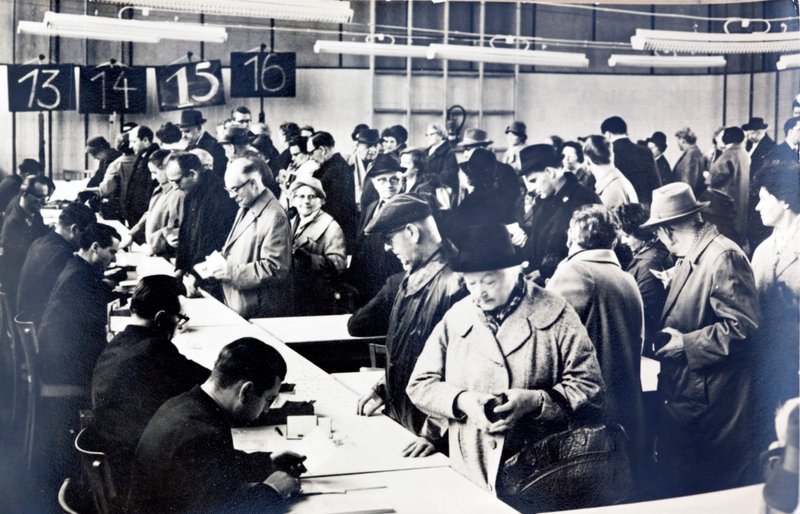 Citoyens est-allemands faisant la queue pour obtenir des permis pour rendre visite à des proches en Occident - Photographer German