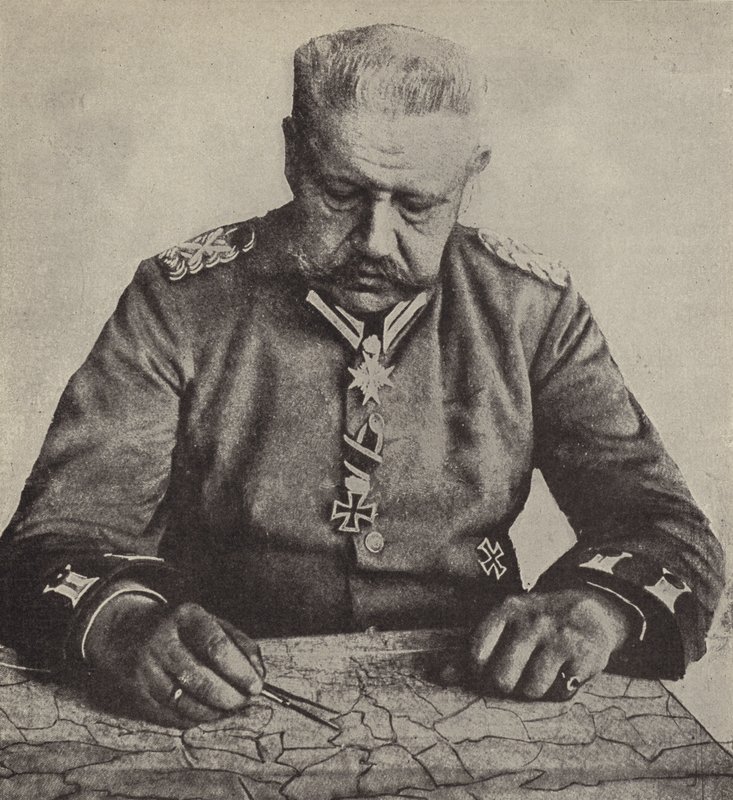 Le maréchal von Hindenburg étudiant une carte - Photographer German