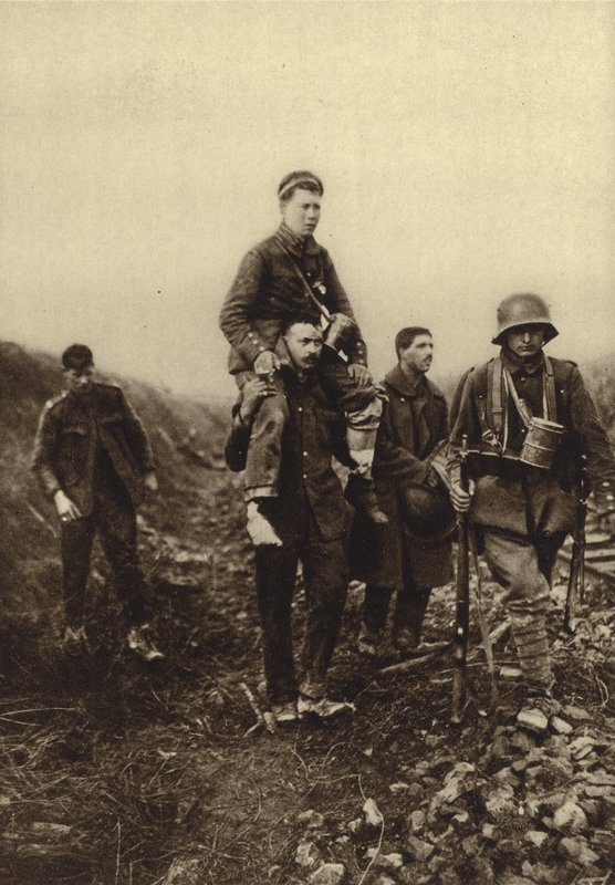 Fantassin allemand avec une blessure à la jambe transporté hors du champ de bataille par des prisonniers britanniques, Première Guerre mondiale - Photographer German