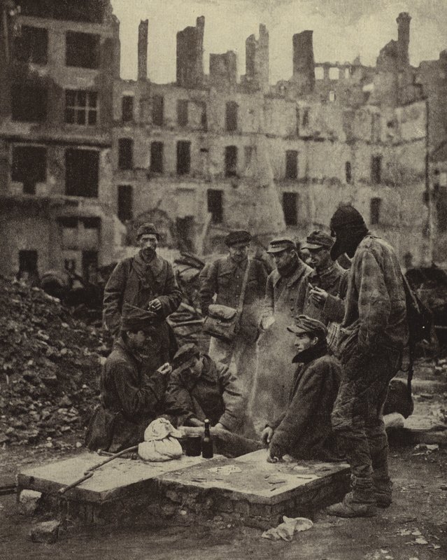 Prisonniers de guerre allemands libérés de captivité en Union soviétique au milieu des ruines de Berlin - Photographer German