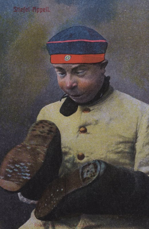 Soldat allemand regardant les semelles de ses bottes - Photographer German