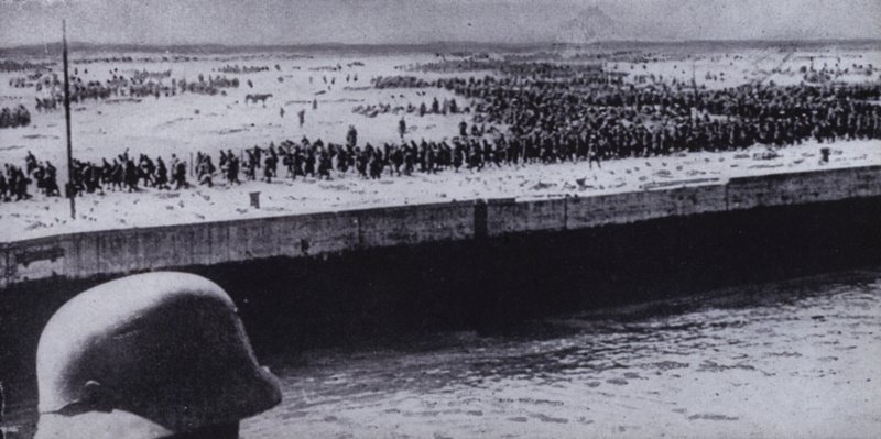 Soldat allemand surveillant des prisonniers alliés sur la plage de Dunkerque, France, Seconde Guerre mondiale, juin 1940 (photo n/b) - Photographer German