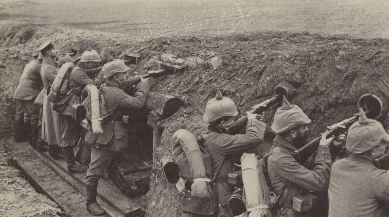 Soldats allemands dans les tranchées en Flandre tirant à travers des meurtrières faites de petites boîtes en bois et de tuyaux d