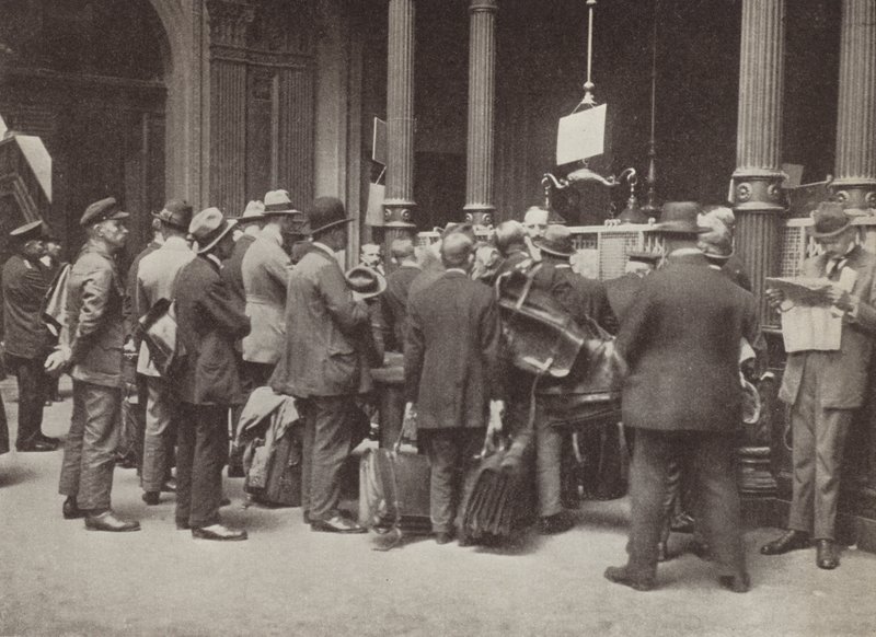 Hyperinflation en Allemagne de Weimar : membres du public faisant la queue devant la Reichsbank à Berlin avec des valises pour transporter leur argent, juillet 1923 - Photographer German