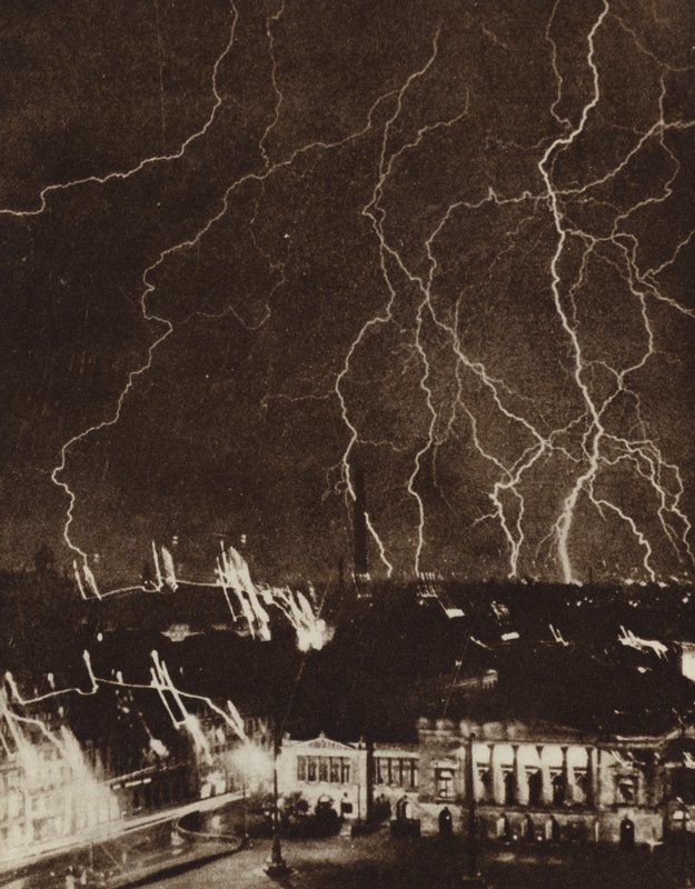Éclairs sur la ville de Leipzig, Allemagne, pendant un orage - Photographer German