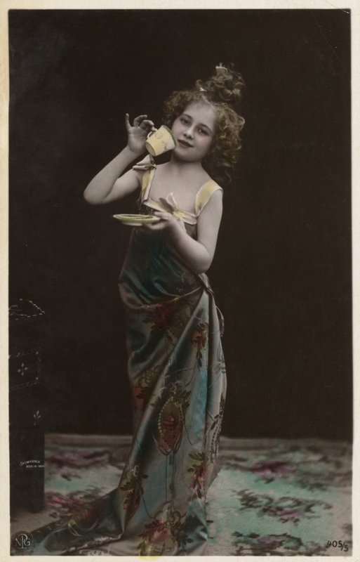 Petite fille déguisée buvant du thé - Photographer German