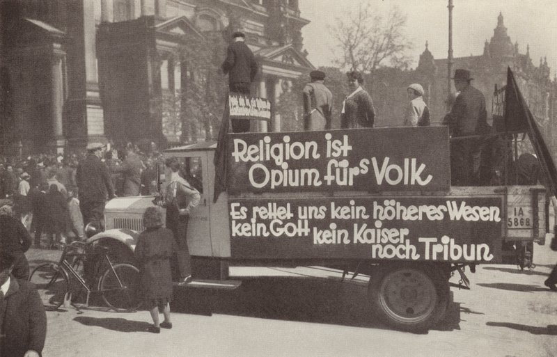 Camion couvert de slogans communistes dans les rues de Berlin, Allemagne - Photographer German