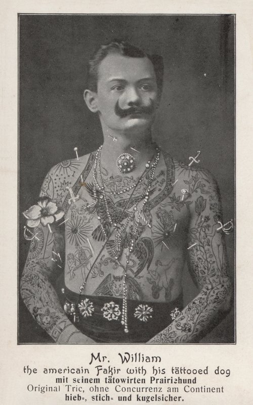 M. William, le fakir américain avec son chien tatoué - Photographer German