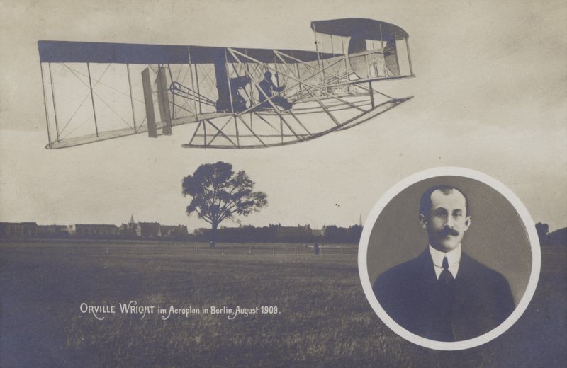 Orville Wright pilotant son avion à Berlin, août - Photographer German